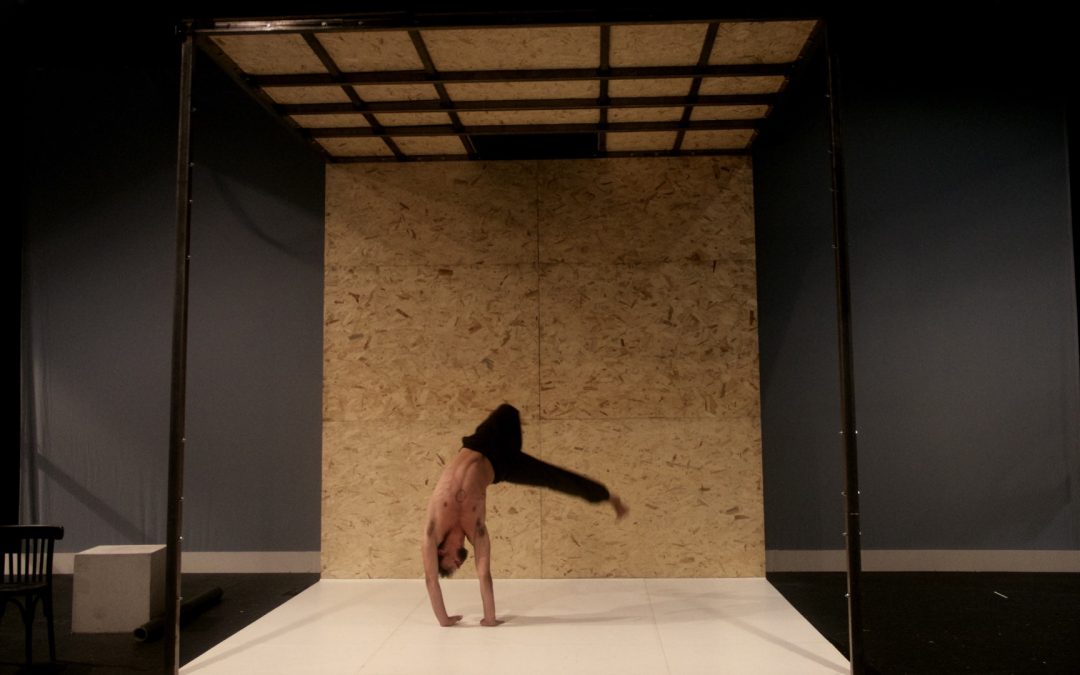 Acrobatie de Remy Ingrassia dans un cube pour la création inédite ARTY PARTY au MAMAC